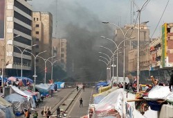 القوات العراقية تشتبك مع المتظاهرين وتحرق خيامهم بعد انسحاب أنصار الصدر