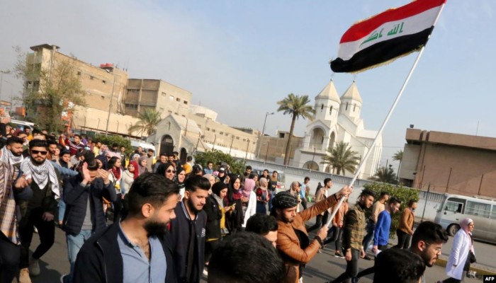 العراق.. إصابة 30 متظاهرا وإطلاق نار وحالات اختناق  في ذي قار بالناصرية
