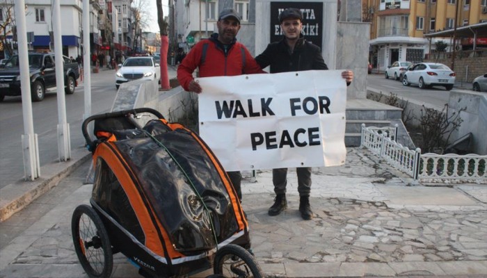 بريطاني مسلم يصل تركيا .. ويمشي راجلا في رحلة سلام إلى مكة