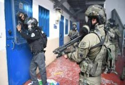 إصابات بين الأسرى في "عوفر" واقتحام للأقصى والاحتلال يهدم منشآت بالقدس