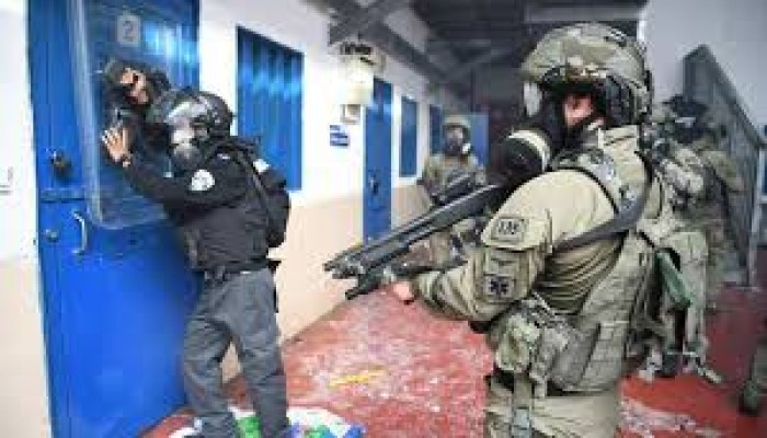 إصابات بين الأسرى في "عوفر" واقتحام للأقصى والاحتلال يهدم منشآت بالقدس