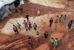 حزن وغضب.. أطفال سورية يموتون بردًا: "يا بحرًا من عجز"