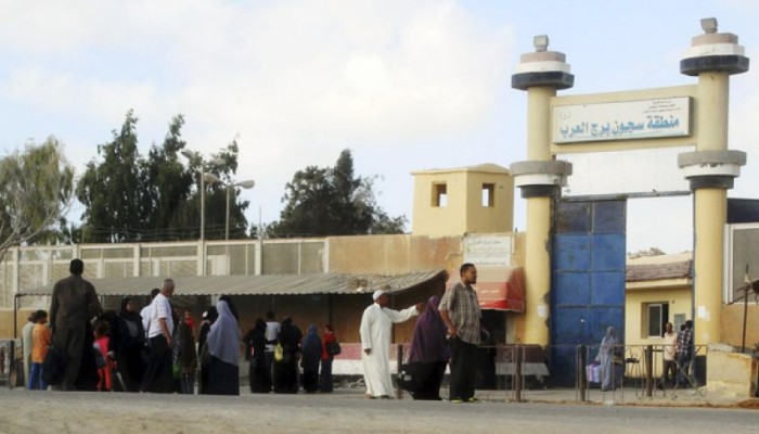 بعد انتظارهم بالساعات.. "برج العرب" يمنع الزيارات وسط قلق حاد على صحة المعتقلين