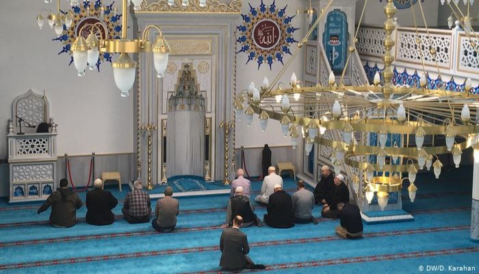 هكذا يؤدي المسلمون صلاة الجماعة بألمانيا في زمن كورونا