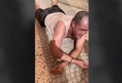سحل مواطن مصري بالسعودية طالب بالعودة لبلده (فيديو)