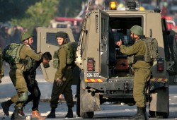الاحتلال الصهيوني يعتقل فلسطينيين بالضفة والقدس