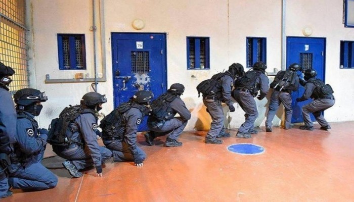 فلسطين المحتلة.. قوات القمع الصهيونية تقتحم سجن "ريمون" واعتقالات بالضفة