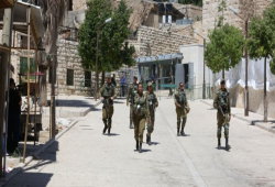 مداهمات واعتقالات في الضفة والقدس.. وتعديات بالمسجد الإبراهيمي