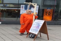 مصري في ألمانيا يقف منفردا تضامنا مع محكومين بالإعدام