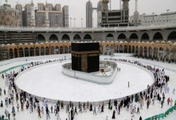 في ظل جائحة كورونا.. ضيوف الرحمن يبدؤون طواف القدوم