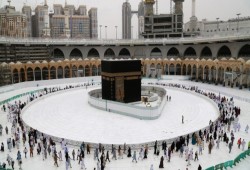 في ظل جائحة كورونا.. ضيوف الرحمن يبدؤون طواف القدوم