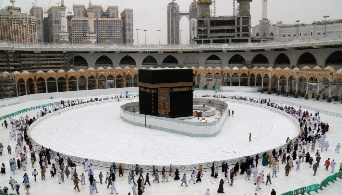 في ظل جائحة كورونا.. ضيوف الرحمن يبدؤون طواف القدوم