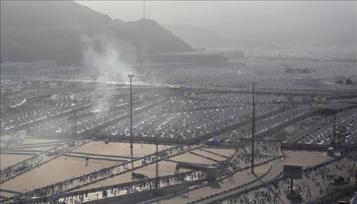 حجاج بيت الله الحرام يرمون "الجمرة الكبرى".. ويذبحون الأضاحي