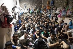 تقرير حقوقي يرصد انتهاكات ممنهجة بسجون الانقلاب بشهادات موثقة لـ300 معتقل