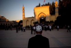 الصين تستخدم شعب الإيجور لتجربة لقاحات كورونا