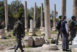فلسطين المحتلة.. حملات دهم واعتقال واقتحامات لمواقع أثرية بالضفة