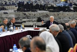 تضارب مواقف.. سلطة عباس تخفف انتقادها اتفاق التطبيع الإماراتي!