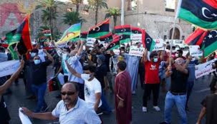 أحرقوا صور حفتر.. احتجاجات في بنغازي على تردي المعيشة