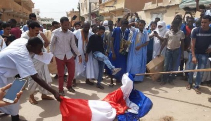 موريتانيا: حرق علم فرنسا ودعوة لمقاطعة صادراتها بسبب الرسوم المسيئة للنبي محمد