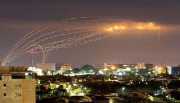 المقاومة تحتفل بـ"اتفاق التطبيع" على طريقتها.. صواريخ غزة تخترق القبة الحديدية
