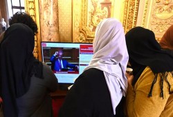 مطالب بخلع الحجاب في بطاقات المواصلات بعموم فرنسا