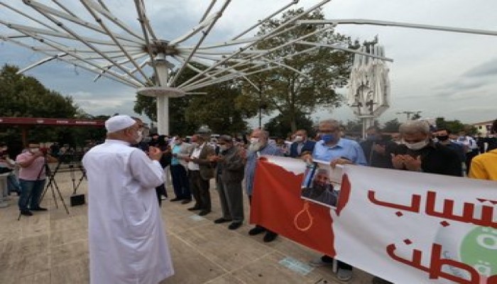 أداء صلاة الغائب على شهداء الإعدامات في مسجد الفاتح بإسطنبول