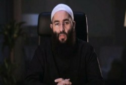 غضب على "التواصل" بعد اعتقال رئيس جمعية إسلامية بفرنسا بشكل مهين