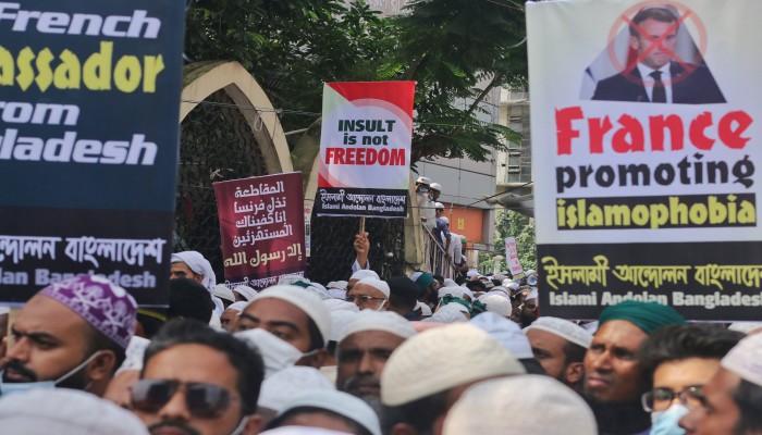 مسلمون وعرب يواصلون استنفارهم دفاعا عن الإسلام والنبي محمد