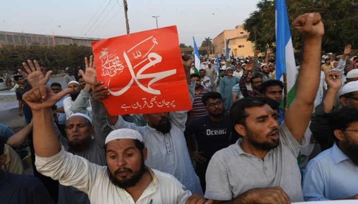 نصرةً للنبي.. باكستان مشتعلة بالتظاهرات واتحاد علماء المسلمين يطالب ماكرون بالاعتذار