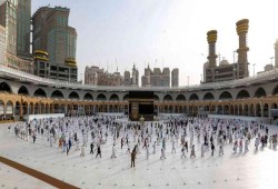 بعد توقف 8 أشهر.. أول فوج خارجي يشرع بأداء مناسك العمرة بمكة