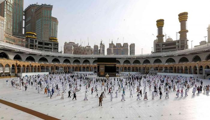 بعد توقف 8 أشهر.. أول فوج خارجي يشرع بأداء مناسك العمرة بمكة
