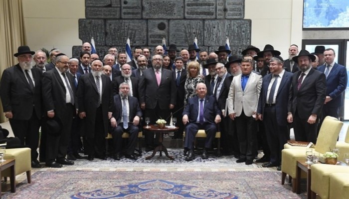 رئيس "مؤتمر حاخامات أوروبا" يحرّض على المسلمين في أوروبا ووزير داخلية فرنسا يتوعد بالحرب