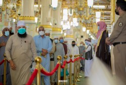 وسط أجواء خاشعة وإيمانية.. أول دفعة من معتمري الخارج تزور المسجد النبوي