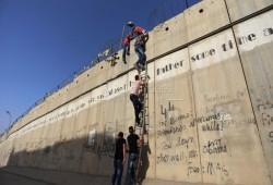 فلسطين المحتلة| دهم واعتقالات بالضفة وتحذيرات صهيونية من الاقتراب من جدار الفصل