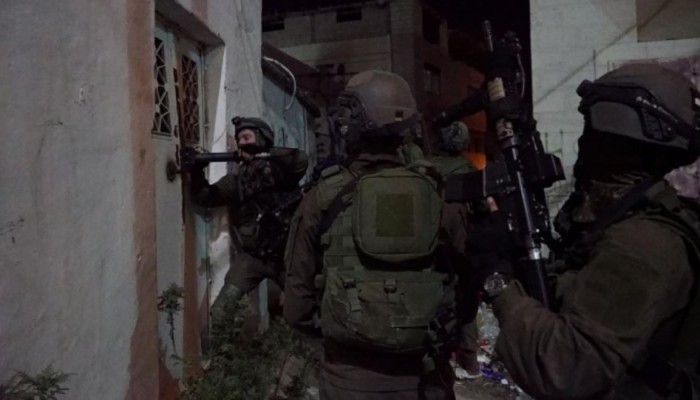 فلسطين المحتلة| إصابة عمال باختناق واعتقالات ومداهمات ومواجهات بالقدس والضفة