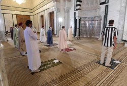 إعادة فتح المساجد في تونس ضمن إجراءات لتخفيف قيود كورونا
