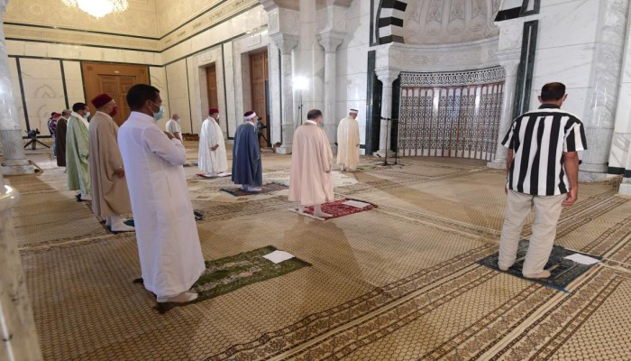 إعادة فتح المساجد في تونس ضمن إجراءات لتخفيف قيود كورونا