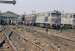 رغم مزاعم الانقلاب بتطوير السكك الحديدية.. قطار الصعيد يخرج عن القضبان