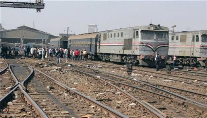 رغم مزاعم الانقلاب بتطوير السكك الحديدية.. قطار الصعيد يخرج عن القضبان