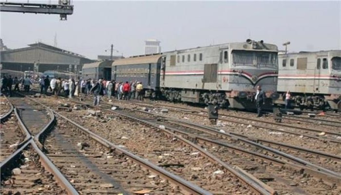رغم مزاعم الانقلاب بتطوير السكك الحديدية.. قطار الصعيد يخرج عن القضبان