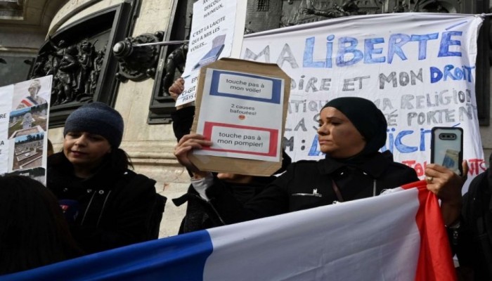 نشطاء ينددون بإغلاق فرنسا مدرسة سمحت بــ"الحجاب" ويدعون لمواصلة المقاطعة