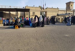 سجن المنيا.. تفتيش مهين وانتهاكات بحق أهالي المعتقلين