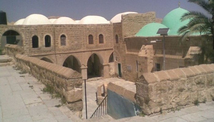 مستوطنون صهاينة مسلحون يقتحمون مقام النبي موسى عليه السلام