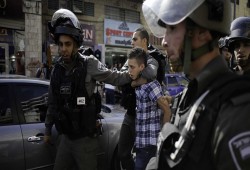 قوات الاحتلال الصهيوني تعتقل فلسطينيين بالضفة بينهم أسرى مُحَرّرُون