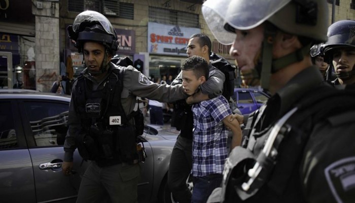 قوات الاحتلال الصهيوني تعتقل فلسطينيين بالضفة بينهم أسرى مُحَرّرُون