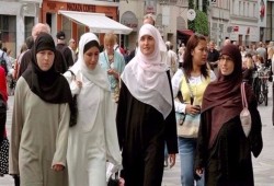 الحملة على الإسلام مستمرة.. وزيرة فرنسية: لا أحتمل رؤية فتيات محجبات