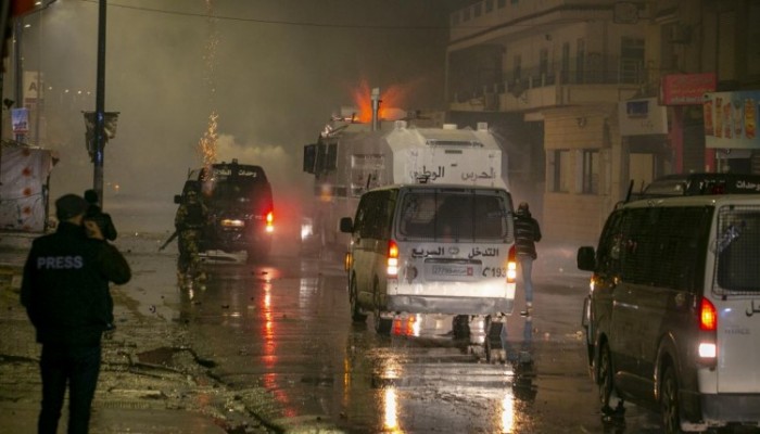 رئيس الحكومة التونسية يصف التحركات الليلية بأنها "غير بريئة"