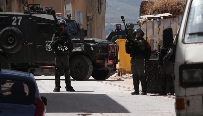 الاحتلال الصهيوني يعتقل 3 شبان فلسطينيين ويفجر مركبتين لهم
