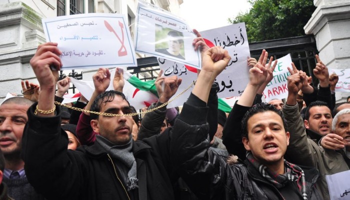 الجزائر.. مظاهرات تهتف ضد السلطة الحاكمة وتطالب بالديمقراطية