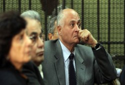 سلطات الانقلاب تتصالح مع وزير سابق ورجل أعمال فاسديْن